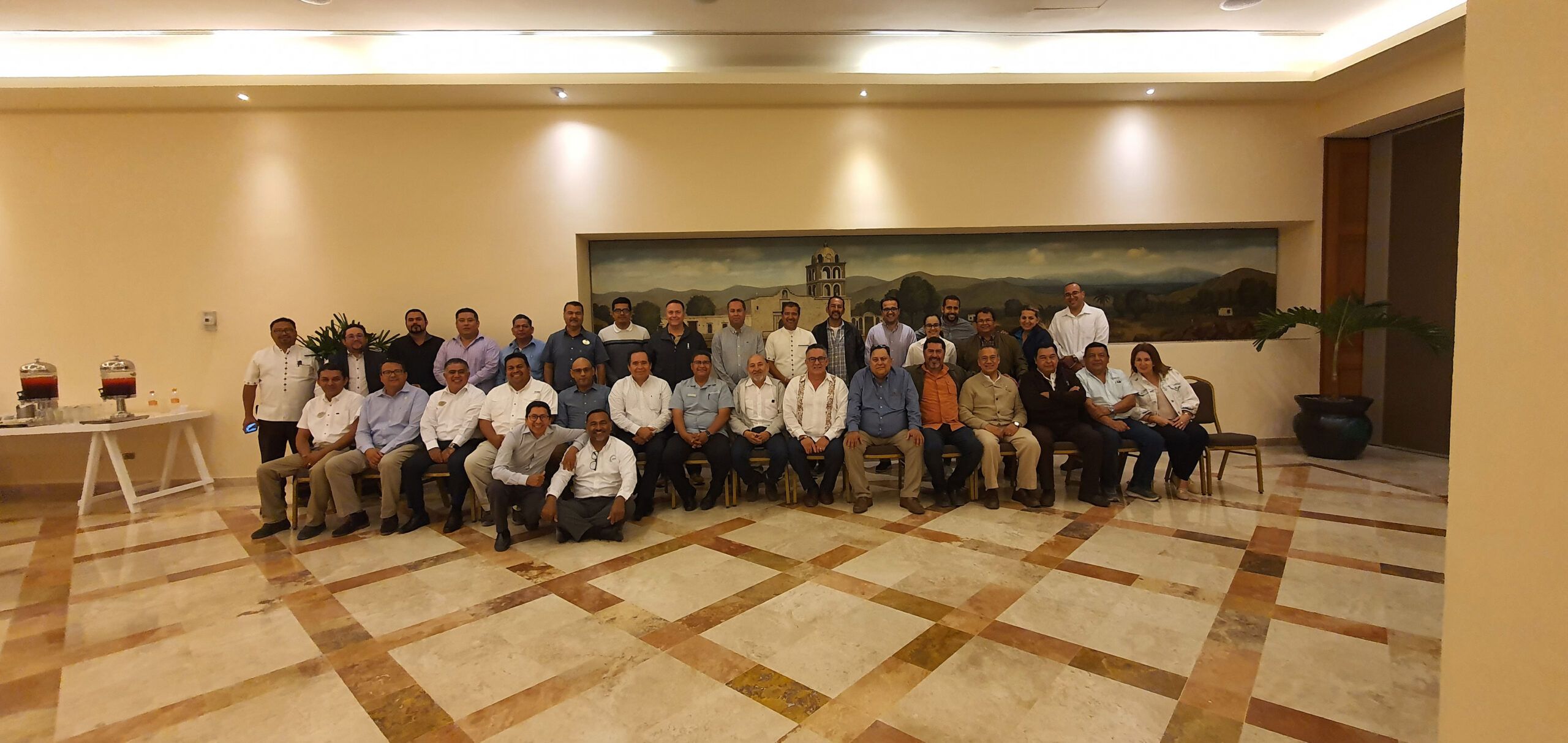 Fotografía grupal de los asistentes a la reunión de AGIM Los Cabos de abril de 2023