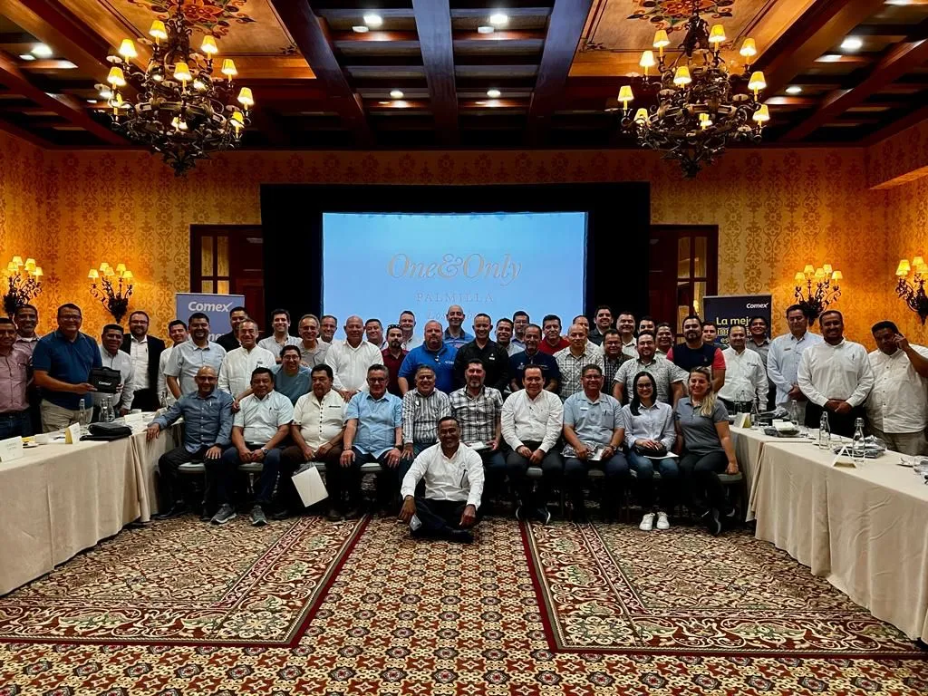 Socios de AGIM Los Cabos reunidos en un salón de hotel